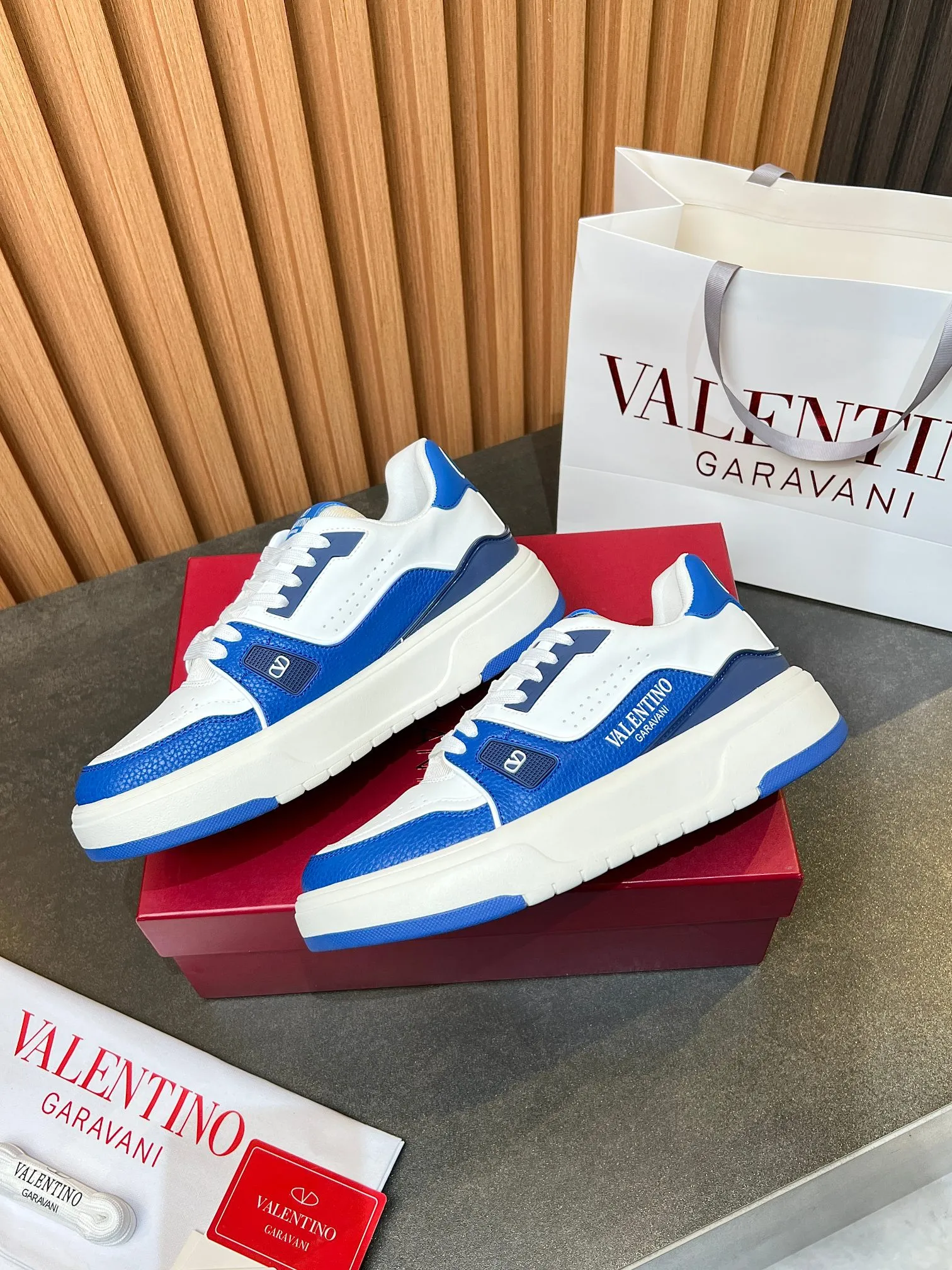 👟👟Ex-factory price 680👟👟 𝑽𝒂𝒍𝒆𝒏𝒕𝒊𝒏𝒐Valentino 𝑶𝒏𝒆𝑺𝒕𝒖𝒅 Couple's sneaker series Valentino 2025 latest couple's sneakers same style for celebrities Hot sale. The original ZP was purchased and dismantled. Repeated printing and modification. Trying to restore the original version 1:1! Top luxury masterpiece, soft and comfortable, combining fashion and leisure, bringing excellent and elegant texture and excellent on-foot comfort. Top purchasing version upper: imported calfskin surface/original oil edge craftsmanship. Lining: water-dyed cowhide lining. Outsole: original development 𝐓𝐏𝐔 two-color combination outsole. Packaging: original configuration complete package. Code number: 34-44